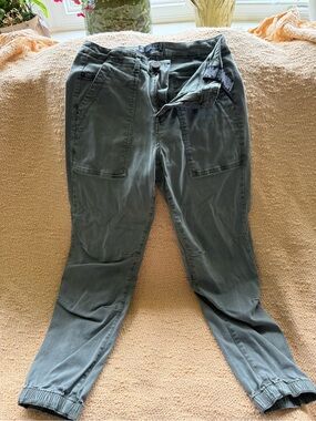 Women's Cropped Ankle Utility Jeans in Olive Green